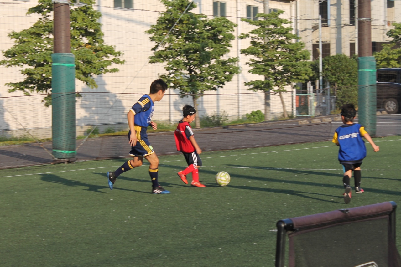 いよいよ本職スタート。子どもたち1人1人に目を配りながら、指導していきます。